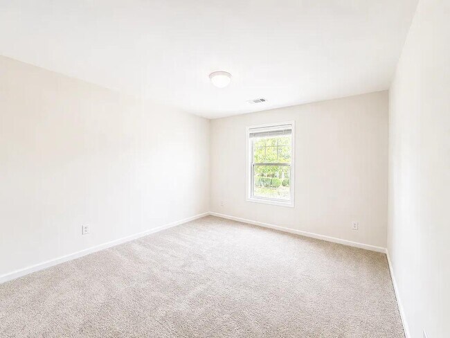 Building Photo - 11 Phaeton Ave