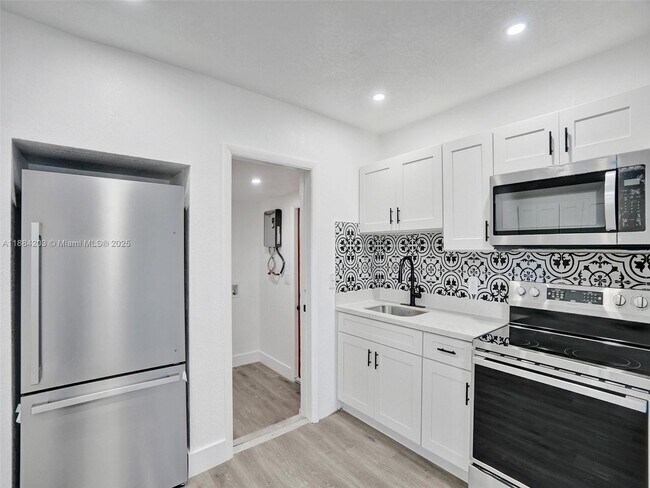 Building Photo - 905 SW 22nd St