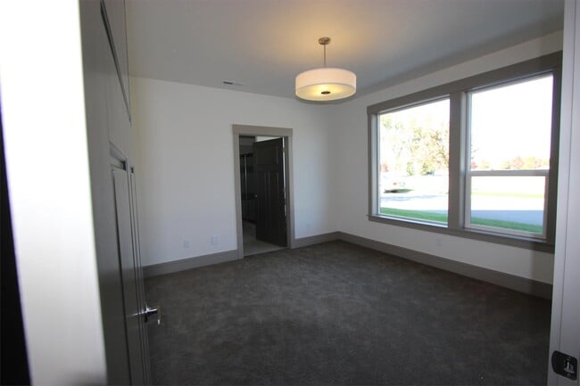 Building Photo - 1271 E Lone Creek Dr