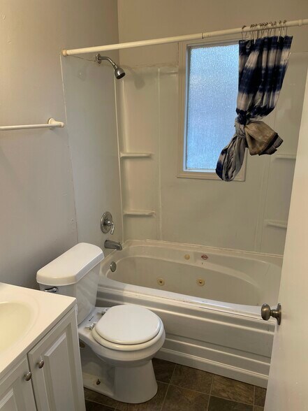 Bath 1 - 2267 Gary Ct NW