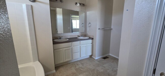 Building Photo - Stunningly Upgraded 4-Bedroom Home in Prime Kuna Location