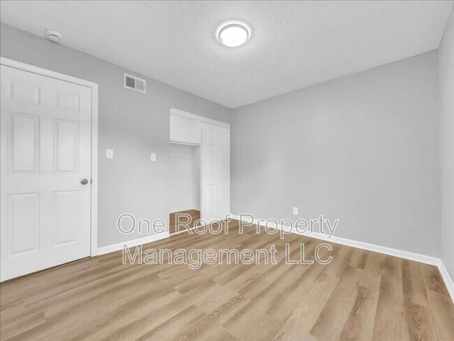 Building Photo - 2000 Chateau Dr