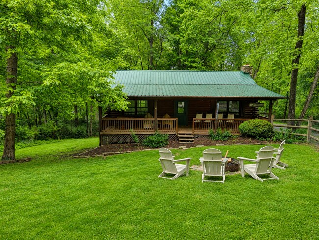 Building Photo - Black Mountain Cabin!