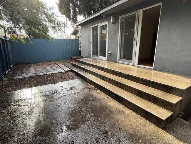 Private patio area - 622 Venezia Ave