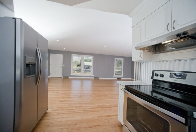 Building Photo - Beautiful Three Bedroom Home! AVAILABLE 8/...