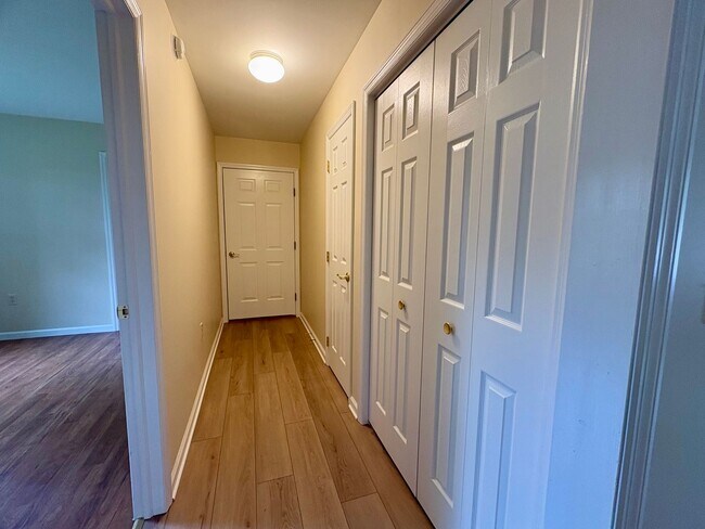 Building Photo - 3 Bedroom 2.5 Bathroom Home Available in Elizabethtown!