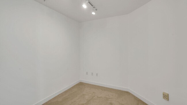 Building Photo - 2bd/1.75ba Bellevue Condo