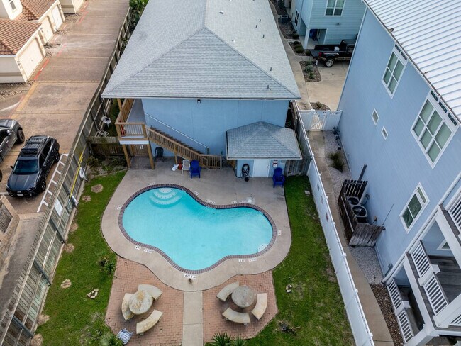 Building Photo - 14898 Granada Dr