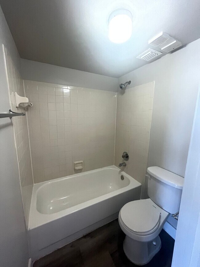 Building Photo - ONE BEDROOM ONE BATHROOM!! With LAKEVIEW!