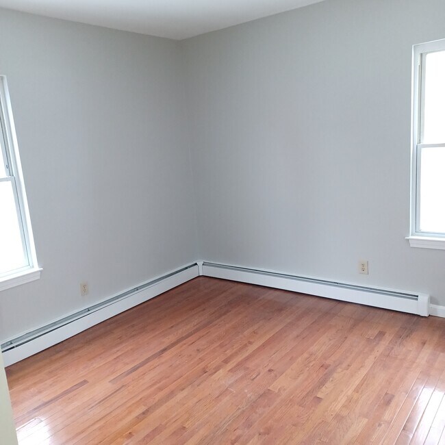 Building Photo - 117 Swan St