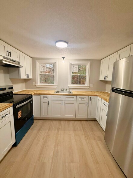 Building Photo - 378 Old Colony Rd