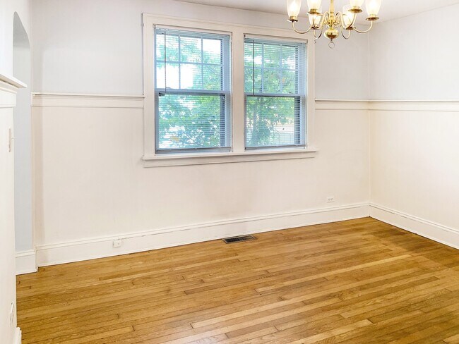Building Photo - Charming 2 Bed/1 Bath Bungalow in Lakeside!