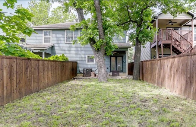 Building Photo - 826 N Beckley Ave