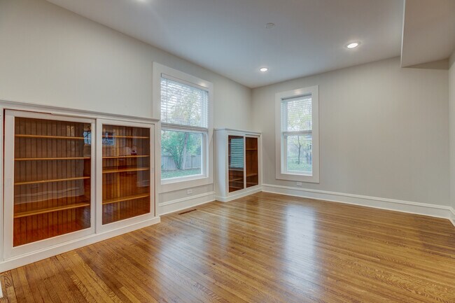 Building Photo - 5241 Lyman Ave