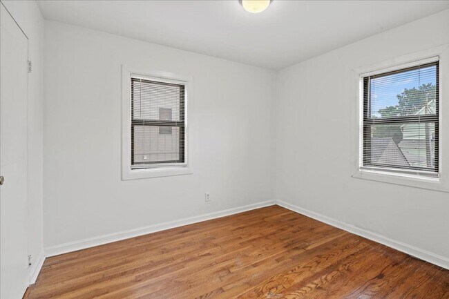 Building Photo - 306 E 19th St
