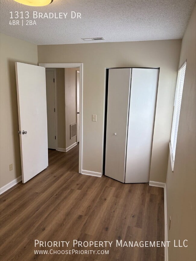 Building Photo - 1313 Bradley Dr