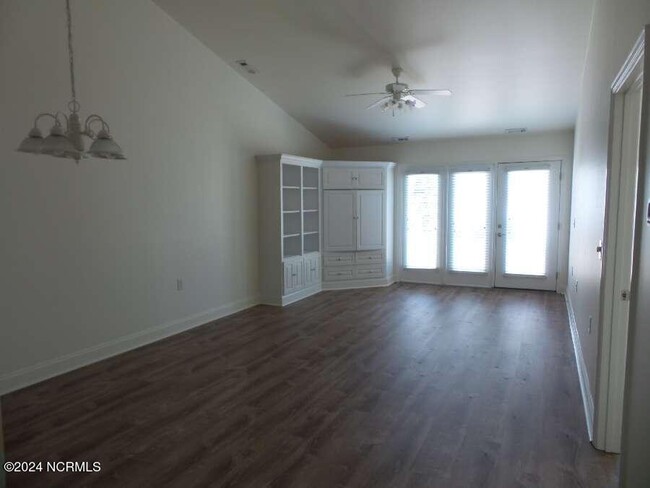 Building Photo - 100 Windchime Ct