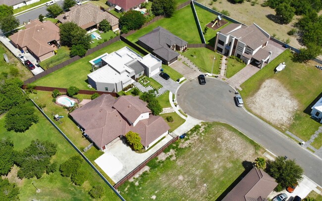 Building Photo - 4Bed/3.5Bath WITH A POOL Now available in Mcallen TX (Taylor and 495)