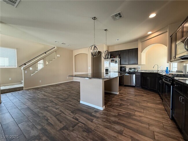Building Photo - 5841 Azzura Palms Ave