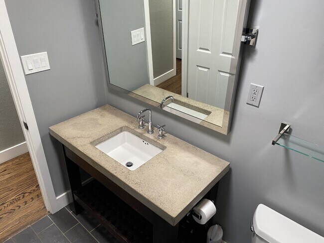 Building Photo - Charming 3 bdrm / 2 bath Home, Minutes fro...