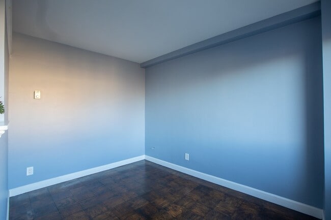 Building Photo - Lovely Studio Unit with 1 BA Condo in Wood...