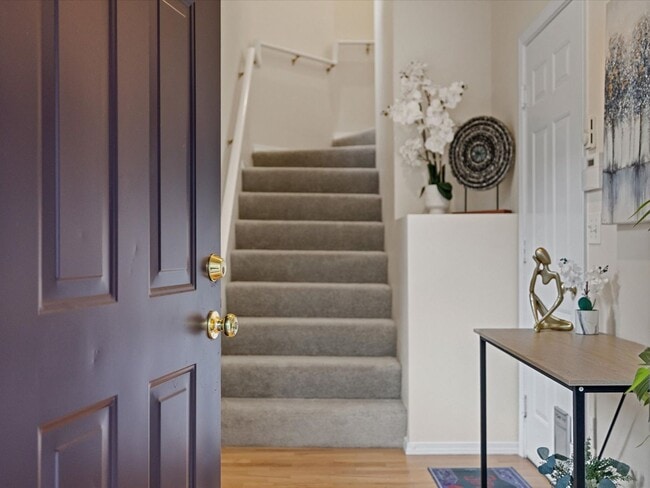 Building Photo - Available Now - 2 Bed/2 Bath End Unit Townhouse with Garage - Issaquah