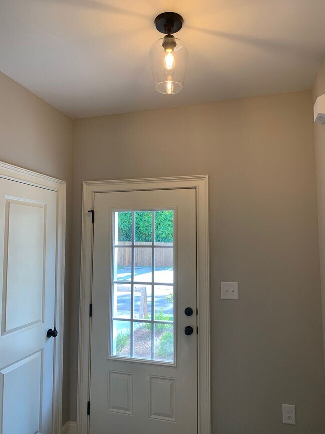 Building Photo - 3 Bedrooms 2.5 Baths  Condo in Downtown Watkinsville!