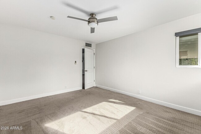 Building Photo - 3930 E Oak St