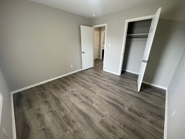 Building Photo - 2924 Leeway Dr
