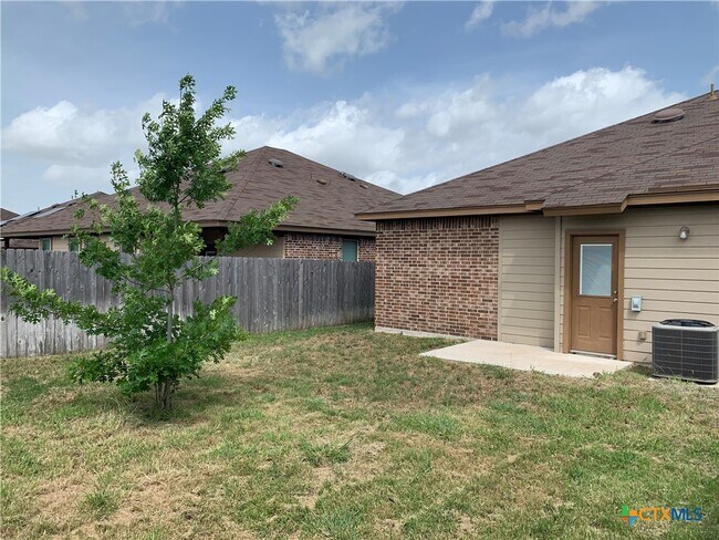 Building Photo - 506 Creekside Frst