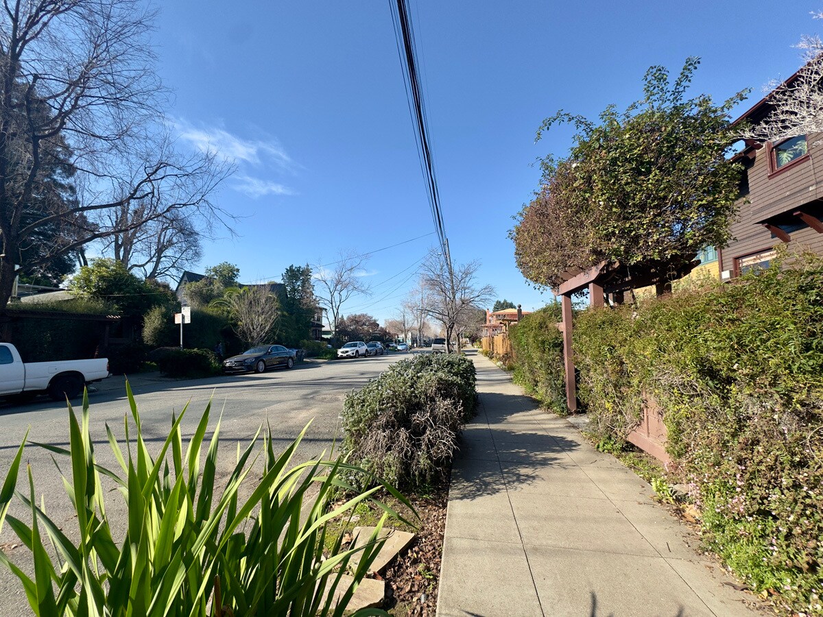 Building Photo - 2733 Russell St