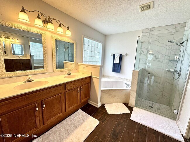 Building Photo - 1672 Pinecrest Dr