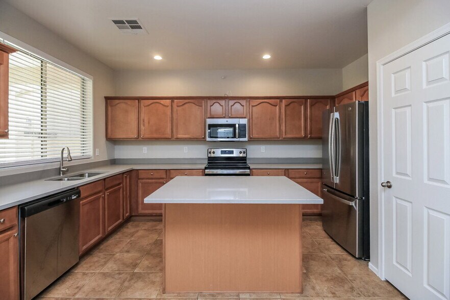 Building Photo - 3151 S Southwind Dr