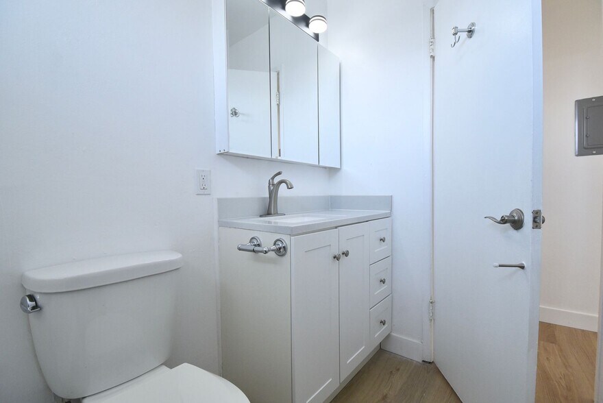 Building Photo - 5734 Hazeltine Ave