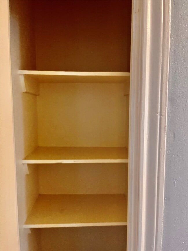 Building Photo - 106 N Eastwood St