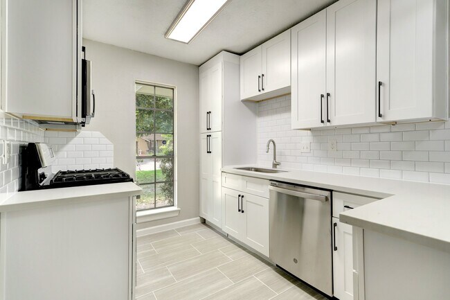Building Photo - 4411 Oak Shadows Dr