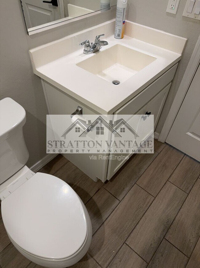 Building Photo - 36005 W San Clemente Ave