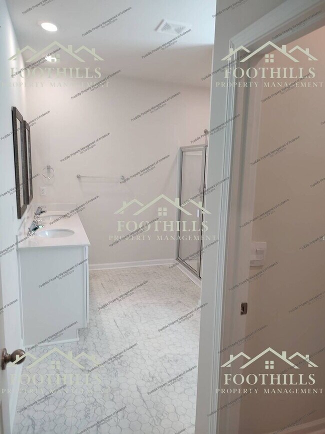 Building Photo - 102 Fancy Trl