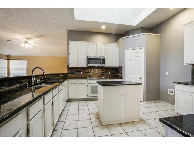 Building Photo - 8017 Fleetwood Dr