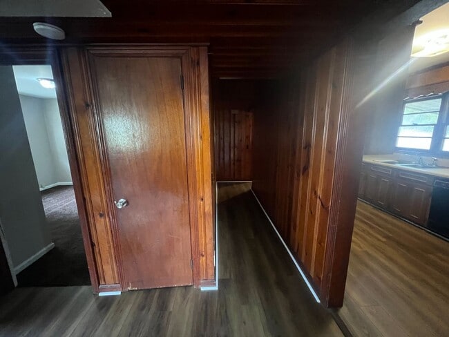 Building Photo - 3 bedroom 1 bathroom single level home