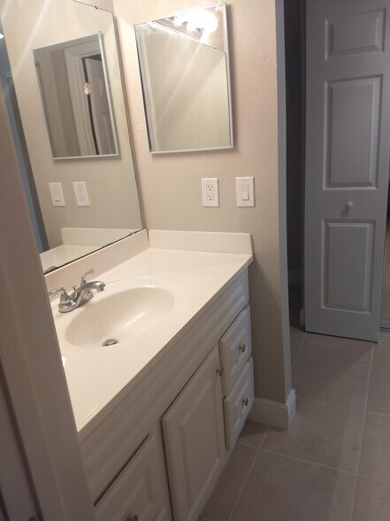 Building Photo - 1503 SE Royal Green Cir