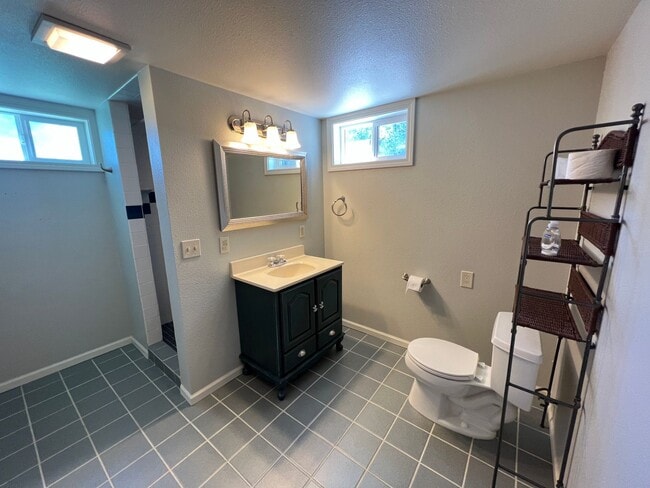 Building Photo - 5 bedroom 3 bathroom home for rent