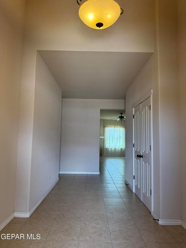 Building Photo - 5601 Valley Maple Dr