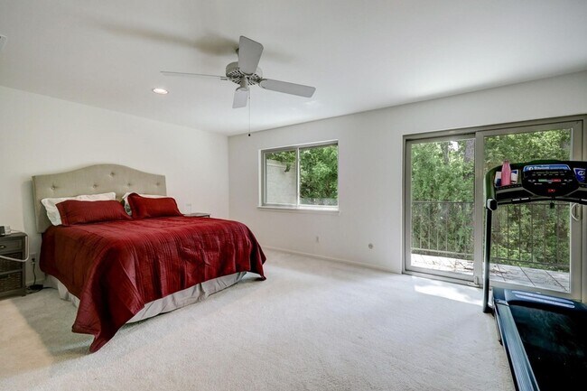 Building Photo - 201 Vanderpool Ln