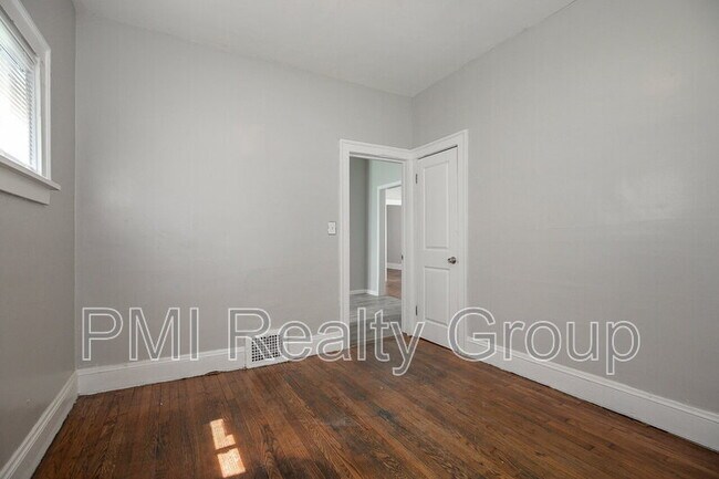 Building Photo - 3600 E 153rd St