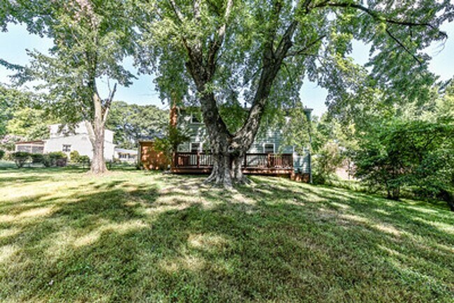 Building Photo - Spacious 4 Bed 2/2 Bath Home with Park-Lik...