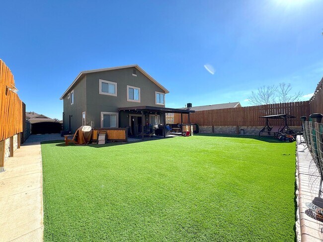 Building Photo - East El Paso 4 bed Refrig A/C w/Gorgeous L...