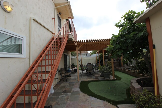 Building Photo - Beautiful 1 bedroom 1 bathroom upstairs ap...