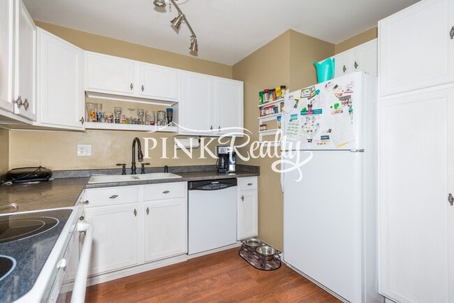 Building Photo - 1890 Chamberlin S