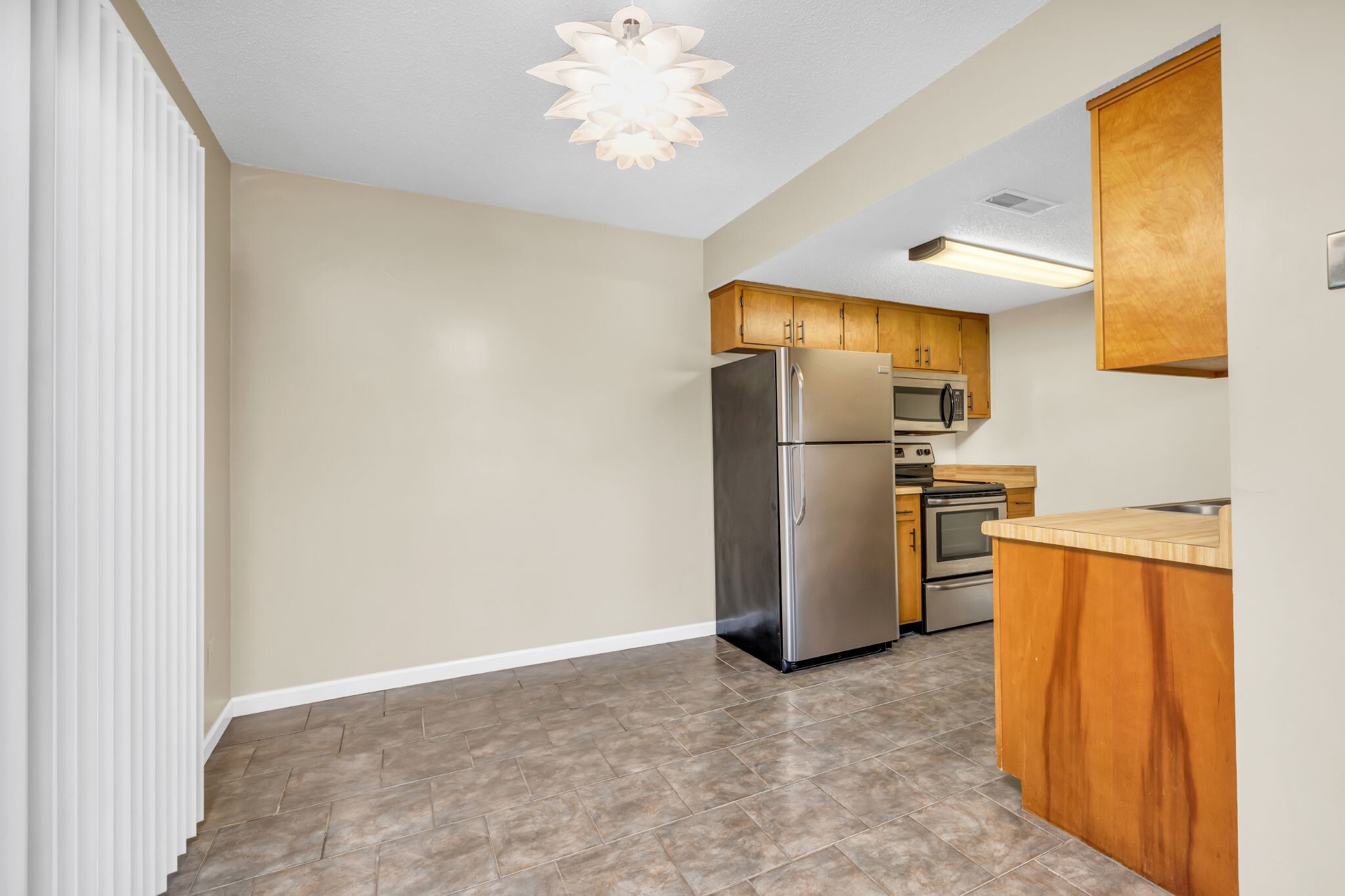 modern kitchen - 3634 Monte Vista Dr